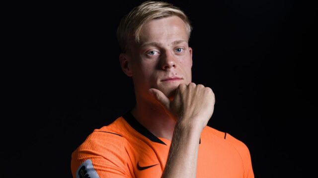 Tottenham chce toto leto získať holandského stredného obrancu Jana Paula van Heckeho z Brightonu