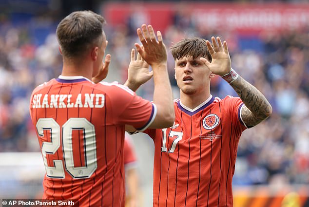 Posun Steva Clarka k staromódnemu 4-4-2 poskytne škótskym nebezpečným mužom Shankland a Gannon-Doak sa stali nevypadnuteľnými pre súboj s Haiti