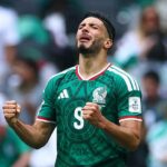 Po svojom góle proti Juhoafrickej republike na Estadio Azteca minulý štvrtok vyronil Raul Jimenez slzu a pozrel sa k nebu.