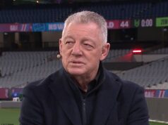 Pozrite sa na nepríjemný moment, ktorý Phil Gould prinúti svojich Deväť spoluhostiteľov do trápneho ticha intenzívnym sprejom State of Origin Footy legenda a šéf Bulldogs Phil Gould vyprodukoval ďalší bizarný výbuch Origin po tom, čo Blues v stredu večer prehrali druhý zápas.