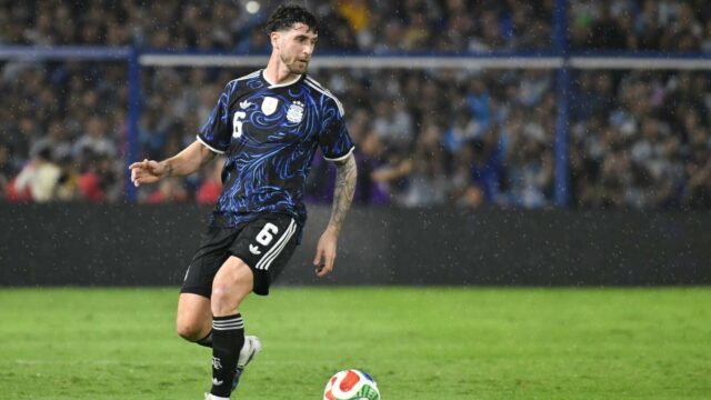 Pozrite si moment, kedy Marcos Senesi oslavuje na poslednú chvíľu účasť na majstrovstvách sveta v Argentíne počas dovolenky

