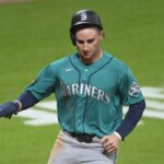 26. júna 2026; Cleveland, Ohio, USA; Tretí základný hráč Seattle Mariners Colt Emerson (4) skóroval v ôsmej smene proti Cleveland Guardians na Progressive Field. Povinný kredit: David Richard-Imagn Images