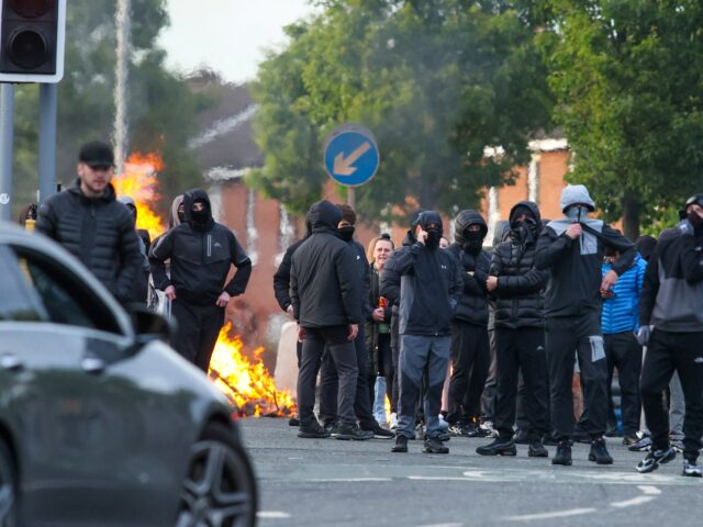 Prečo Belfast po útoku nožom prepukol v násilie proti imigrantom? Prečo Belfast po útoku nožom prepukol v násilie proti imigrantom? | Správy o migrácii