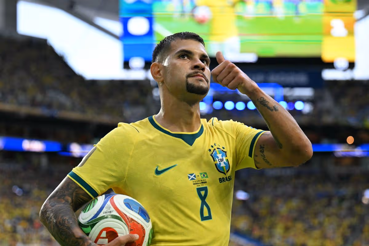 Brazílsky stredopoliar #08 Bruno Guimaraes gestikuluje počas futbalového zápasu C-skupiny majstrovstiev sveta 2026 medzi Škótskom a Brazíliou na štadióne Miami v Miami Gardens 24. júna 2026