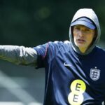 Prečo má Thomas Tuchel počas tréningov majstrovstiev sveta v Anglicku v horúčavách mikinu s kapucňou