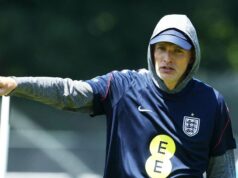 Prečo má Thomas Tuchel počas tréningov majstrovstiev sveta v Anglicku v horúčavách mikinu s kapucňou Prečo má Thomas Tuchel počas tréningov majstrovstiev sveta v Anglicku v horúčavách mikinu s kapucňou