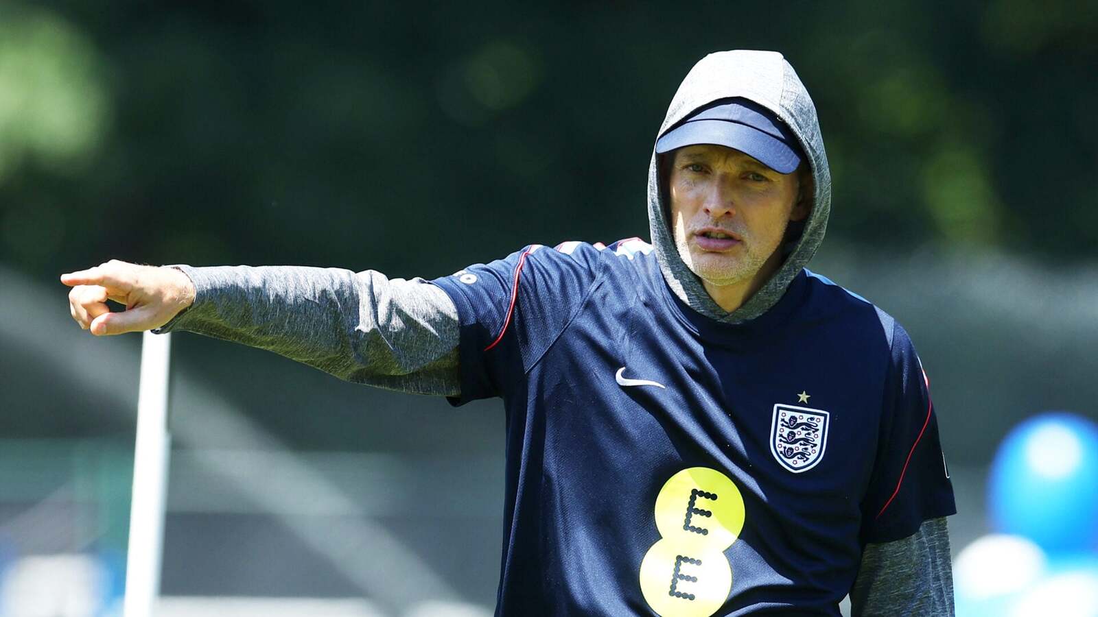 Prečo má Thomas Tuchel počas tréningov majstrovstiev sveta v Anglicku v horúčavách mikinu s kapucňou
