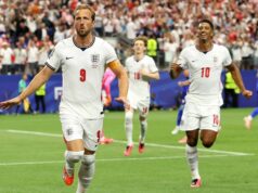 Prečo majú hráči Anglicka a Chorvátska na zápase majstrovstiev sveta ružové kopačky? ARLINGTON, TEXAS - 17. JÚNA: Angličan Harry Kane č. 9 oslavuje po strelení penalty za prvý gól svojho tímu počas zápasu L-skupiny majstrovstiev sveta 2026 medzi Anglickom a Chorvátskom na štadióne Dallas 17. júna 2026 v Arlingtone v Texase. (Foto: Charlotte Wilson/Getty Images)