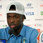Vinicius mladší zostal v sobotu zmätený, keď mu reportér odmietol položiť otázku v španielčine