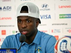 Prečo majú hviezdy majstrovstiev sveta „ZAKÁZANÉ“ hovoriť po španielsky v Spojených štátoch – ako búrka prepuká v súvislosti s pravidlami tlačovej konferencie FIFA Vinicius mladší zostal v sobotu zmätený, keď mu reportér odmietol položiť otázku v španielčine
