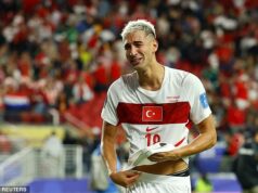 Prečo zmena pravidiel FIFA viedla k predčasnému vypadnutiu Turecka z majstrovstiev sveta po prekvapivej prehre s 10-členným Paraguajom – ako priznáva „zahanbený“ hviezdny muž Arda Guler: „Všetci plačú“ Turecko Mert Muldur vyzerá po vypadnutí jeho tímu na majstrovstvách sveta skľúčene a v slzách