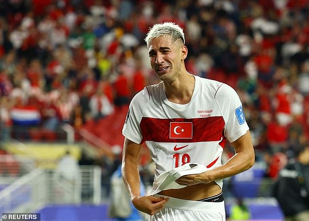 Prečo zmena pravidiel FIFA viedla k predčasnému vypadnutiu Turecka z Turecko Mert Muldur vyzerá po vypadnutí jeho tímu na majstrovstvách sveta skľúčene a v slzách