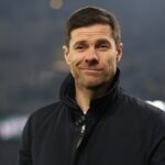 Xabi Alonso, hlavný tréner Leverkusenu, sa pozerá pred zápasom Bundesligy medzi Borussiou Dortmund a Bayer 04 Leverkusen v Signal Iduna Park 10. januára 2025 v nemeckom Dortmunde.