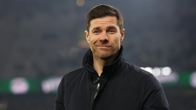 Xabi Alonso, hlavný tréner Leverkusenu, sa pozerá pred zápasom Bundesligy medzi Borussiou Dortmund a Bayer 04 Leverkusen v Signal Iduna Park 10. januára 2025 v nemeckom Dortmunde.