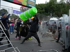 Pred štadiónom majstrovstiev sveta v Mexico City vypukol chaos, keď sa demonštranti pobili s poriadkovou políciou a muž dostal infarkt Demonštranti sa pokúšajú preniknúť na štadión Mexico City, ale zastaví ich línia poriadkovej polície