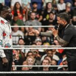 Oba Femi a Jey Uso rozprávajú v ringu počas Monday Night RAW v O2 Aréne v Londýne