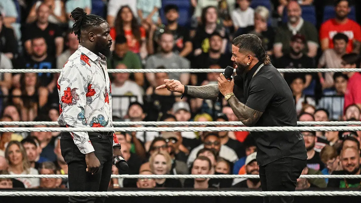 Oba Femi a Jey Uso rozprávajú v ringu počas Monday Night RAW v O2 Aréne v Londýne