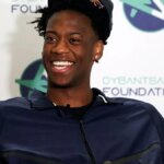 AJ Dybantsa stojí a hlási sa k draftu NBA v Davis K-8 School