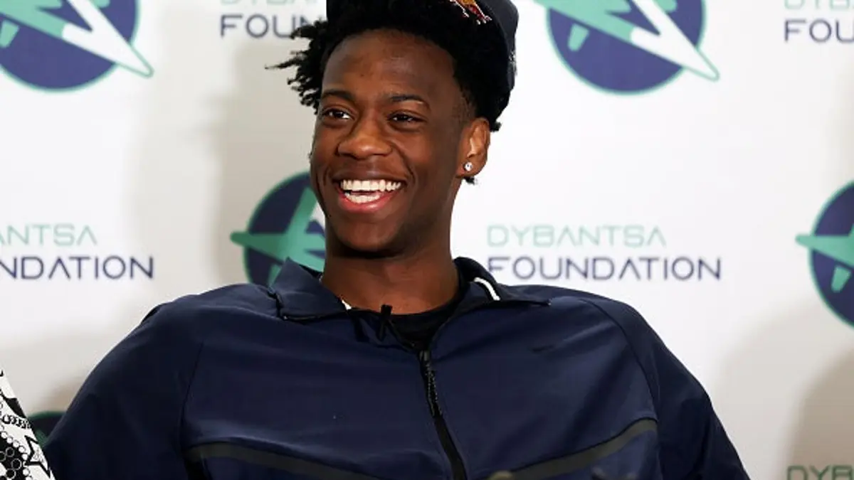 AJ Dybantsa stojí a hlási sa k draftu NBA v Davis K-8 School
