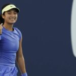 21. marca 2026; Miami Gardens, FL, USA; Alexandra Eala (PHI) oslavuje po zápase proti Magde Linette (POL) (nie je na obrázku) v piaty deň Miami Open 2026 na Hard Rock Stadium. Povinný kredit: Geoff Burke-Imagn Images