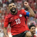 Mohamed Salah z Egypta oslavuje so spoluhráčmi
