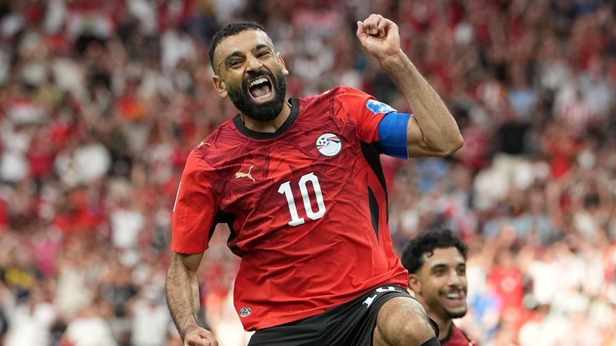 Mohamed Salah z Egypta oslavuje so spoluhráčmi