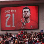 Premiér dáva portugalským hráčom náramky ako poctu Diogovi Jotovi počas majstrovstiev sveta
