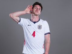 Prepáč mami! Declan Rice odhaľuje, že mu jeho MATKA povedala po tom, čo sa anglická hviezda ťažko spálila na fotení majstrovstiev sveta Declan Rice prezradil, že mu mama povedala, že ho pred majstrovstvami sveta spálili od slnka