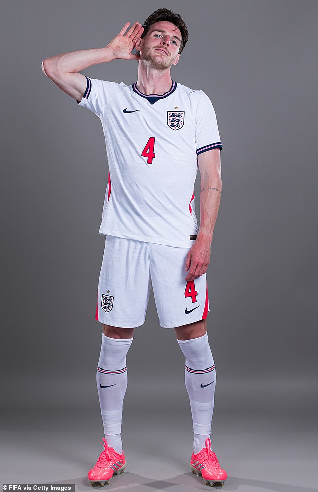 Prepáč mami! Declan Rice odhaľuje, že mu jeho MATKA povedala Declan Rice prezradil, že mu mama povedala, že ho pred majstrovstvami sveta spálili od slnka