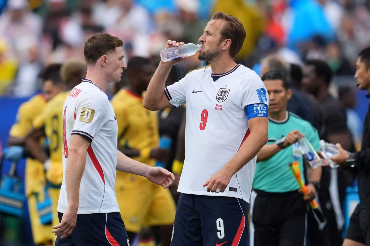 Angličan Harry Kane počas hydratačnej prestávky