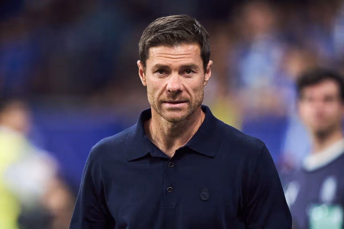 Xabi Alonso, hlavný tréner Realu Madrid, sleduje pred zápasom LaLiga EA Sports medzi Realom Oviedo a Real Madrid CF v Carlos Tartiere 24. augusta 2025 v Oviede v Španielsku.