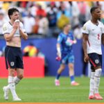 Declan Rice a Ezri Konsa reagujú po remíze Anglicka proti Ghane