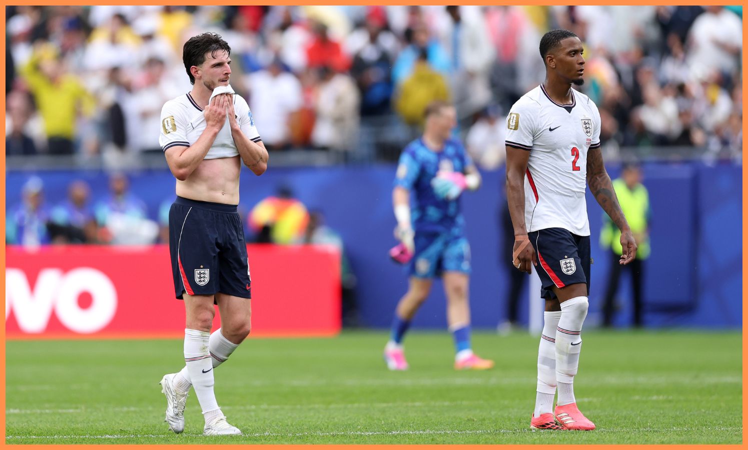 Declan Rice a Ezri Konsa reagujú po remíze Anglicka proti Ghane