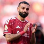 Mohamed Salah z Liverpoolu pôsobí emotívne, keď tlieska fanúšikom po svojom poslednom vystúpení za klub počas zápasu Premier League medzi Liverpoolom a Brentfordom.