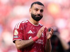 Prestupová rana Liverpoolu, keď náhradník Mohameda Salaha „ústne súhlasí“ s tým, že sa pripojí k rivalom Mohamed Salah z Liverpoolu pôsobí emotívne, keď tlieska fanúšikom po svojom poslednom vystúpení za klub počas zápasu Premier League medzi Liverpoolom a Brentfordom.