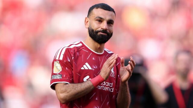 Mohamed Salah z Liverpoolu pôsobí emotívne, keď tlieska fanúšikom po svojom poslednom vystúpení za klub počas zápasu Premier League medzi Liverpoolom a Brentfordom.