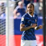Bukayo Saka č. 7 z Anglicka ukazuje kapitánsku pásku na štadióne Inter&Co 10. júna 2026 v Orlande na Floride