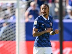 Prestupové správy Arsenalu NAŽIVO: Odkaz Bradleyho Barcola, záujem Morgana Rogersa, Noni Madueke imponuje Bukayo Saka č. 7 z Anglicka ukazuje kapitánsku pásku na štadióne Inter&Co 10. júna 2026 v Orlande na Floride