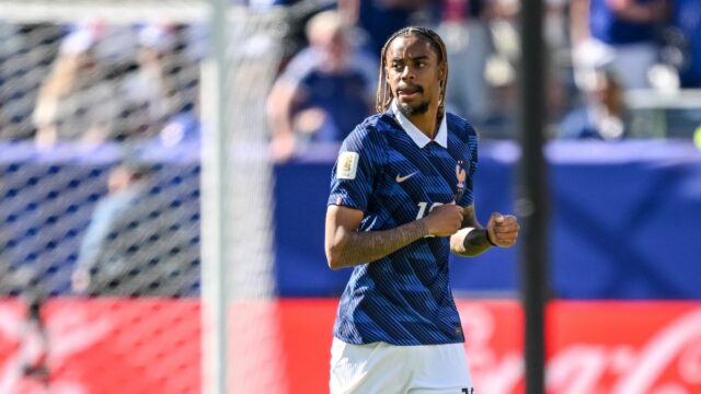 Bukayo Saka č. 7 z Anglicka ukazuje kapitánsku pásku na štadióne Inter&Co 10. júna 2026 v Orlande na Floride