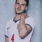 Declan Rice vyzeral trochu pobozkaný, keď pózoval pre svoj oficiálny portrét majstrovstiev sveta
