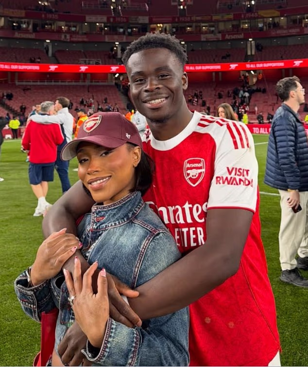 Arsenal a anglický krídelník Bukayo Saka na snímke so svojou priateľkou Tolami Benson