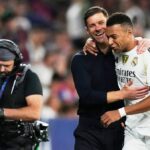 Kylian Mbappe stredový útočník Realu Madrid a Francúzska je nahradený a pozdravuje Xabiho Alonsa hlavného trénera Realu Madrid počas zápasu LaLiga EA Sports medzi Levante UD a Real Madrid CF v Ciutat de Valencia 23. septembra 2025 v španielskej Valencii.