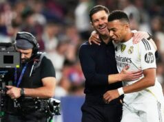 Prichádzajúca hviezda Chelsea povie Xabimu Alonsovi presne to, čo chce počuť pred konkurzom na majstrovstvá sveta Kylian Mbappe stredový útočník Realu Madrid a Francúzska je nahradený a pozdravuje Xabiho Alonsa hlavného trénera Realu Madrid počas zápasu LaLiga EA Sports medzi Levante UD a Real Madrid CF v Ciutat de Valencia 23. septembra 2025 v španielskej Valencii.