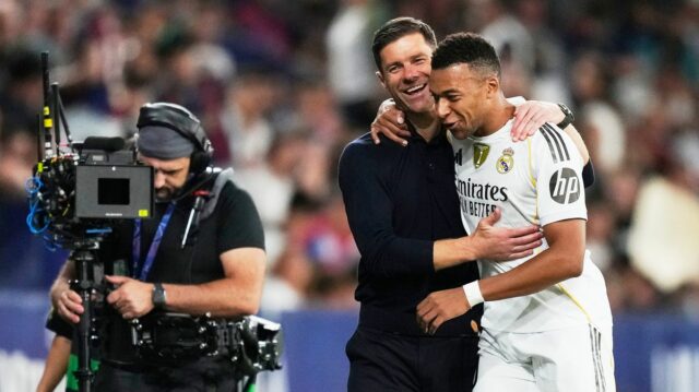 Kylian Mbappe stredový útočník Realu Madrid a Francúzska je nahradený a pozdravuje Xabiho Alonsa hlavného trénera Realu Madrid počas zápasu LaLiga EA Sports medzi Levante UD a Real Madrid CF v Ciutat de Valencia 23. septembra 2025 v španielskej Valencii.
