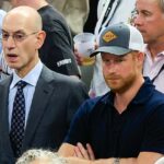Princ Harry sedel vedľa komisára NBA Adama Silvera počas piateho zápasu finále NBA v San Antoniu