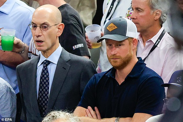 Princ Harry sa prekvapivo objavil na finále NBA bez Meghan Princ Harry sedel vedľa komisára NBA Adama Silvera počas piateho zápasu finále NBA v San Antoniu