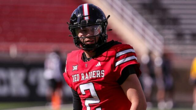Prípad Brendana Sorsbyho proti NCAA je stanovený na rok 2027, Brendan Sorsby z Texas Tech absolvuje rozcvičku pred jarným futbalovým zápasom v piatok 17. apríla 2026 na Jones AT&T Stadium.