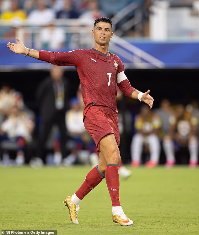 Cristiano Ronaldo mal v sobotu v prvom polčase proti Kolumbii obuté špeciálne zlaté kopačky