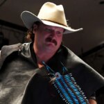 Joe Doering vstupuje do wrestlingového ringu v Korakuen Hall v Tokiu