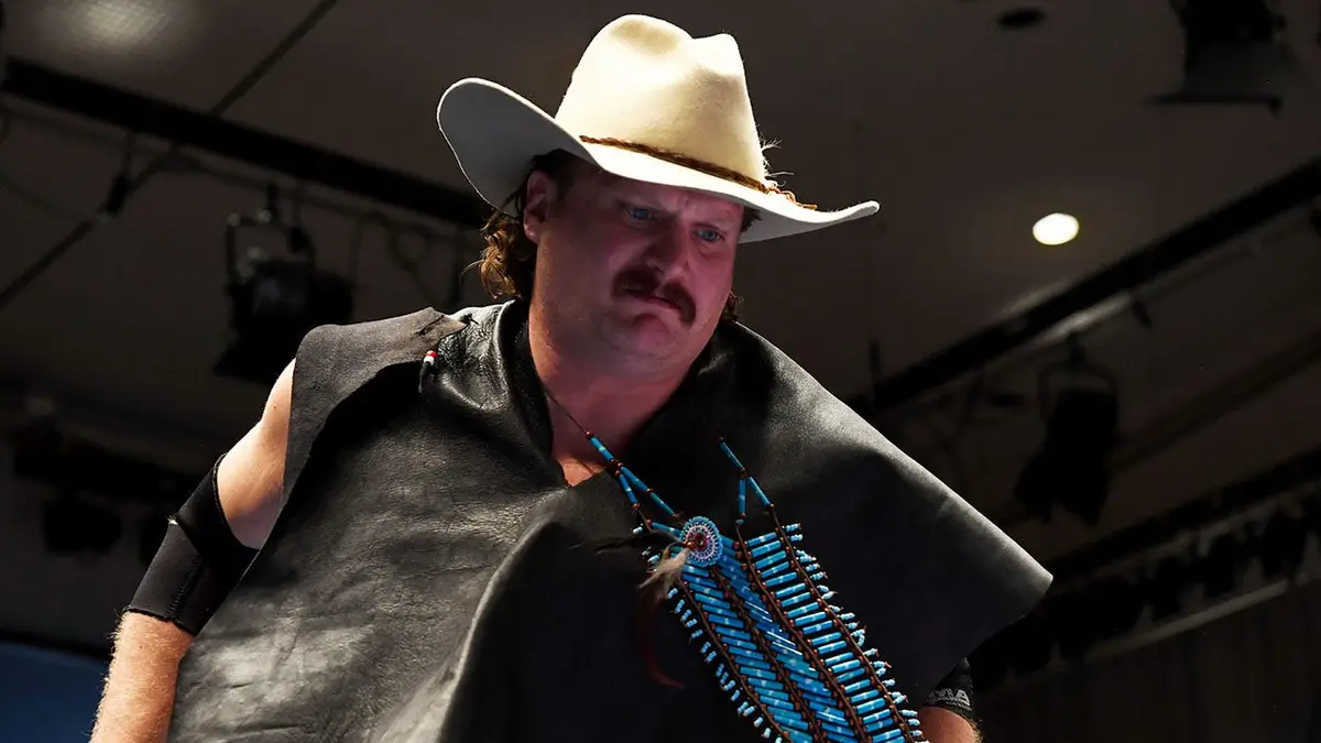 Joe Doering vstupuje do wrestlingového ringu v Korakuen Hall v Tokiu